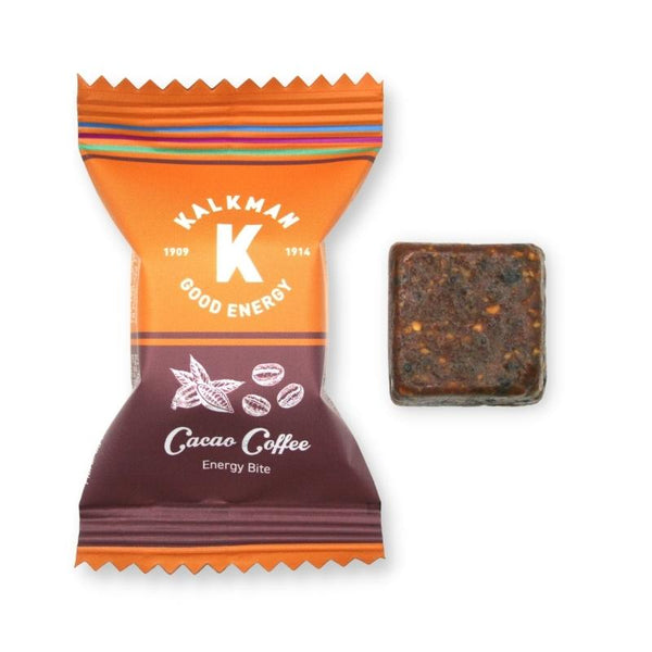 Close-up van de Cacao Coffee energiereep met koffiebonen