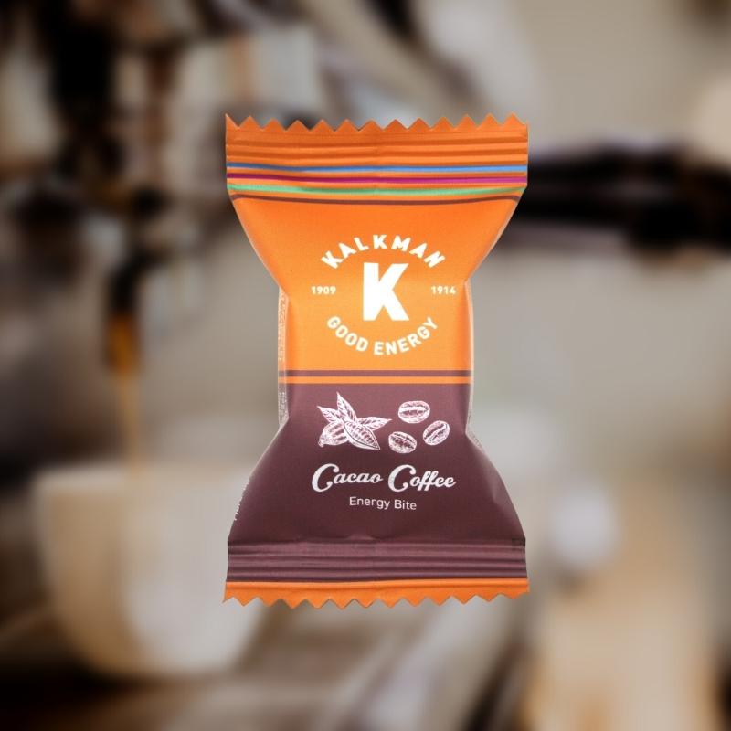 Sporter drinkt koffie en eet Kalkman Cacao Coffee energiereep voor training